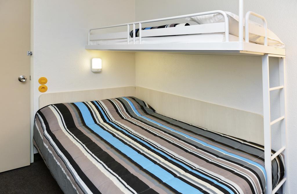 Enzo Hotel 1Er Prix Coudes Exteriör bild